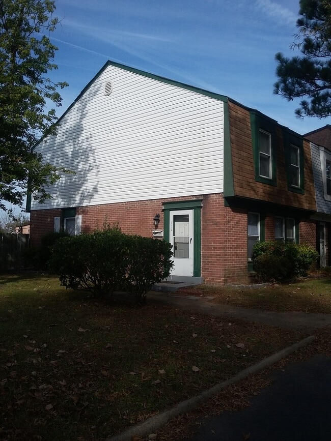 Building Photo - Virginia Beach- 3 Bed / 1.5 Bath end unit townhouse in Green Run