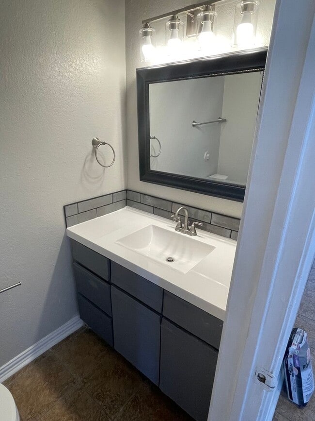 Photo - 722 W Collins St