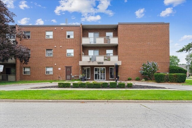 Building Photo - Pontiac Court Lowrise