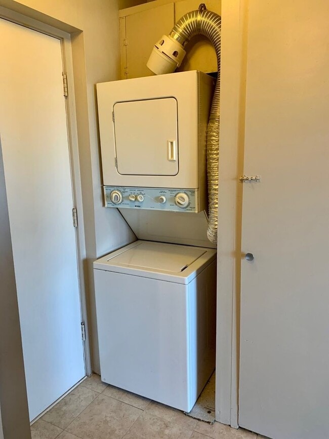 Photo - Charming Makiki Studio w/ Parking and in unit W/D $1600 AVAILABLE NOW Unit 303