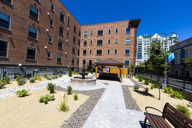 ONE18 West Street Residential