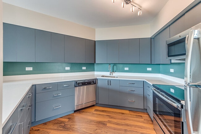 Building Photo - 1715 Chicago Ave Unit 907N