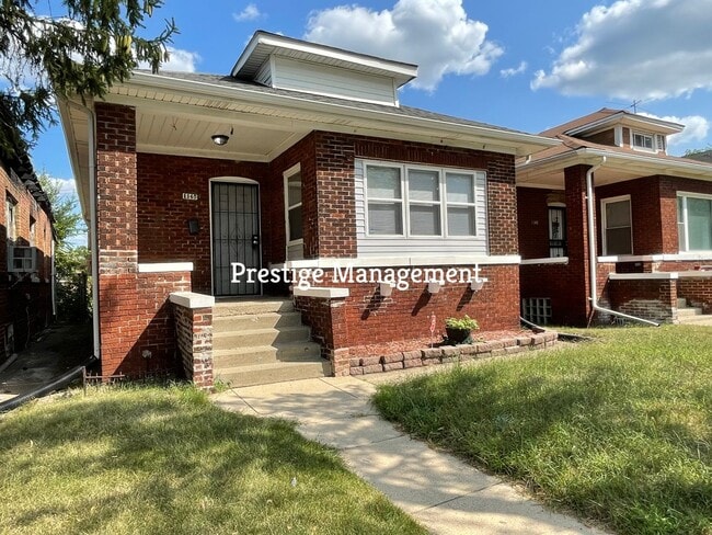 Building Photo - 3 Bed Home Available NOW