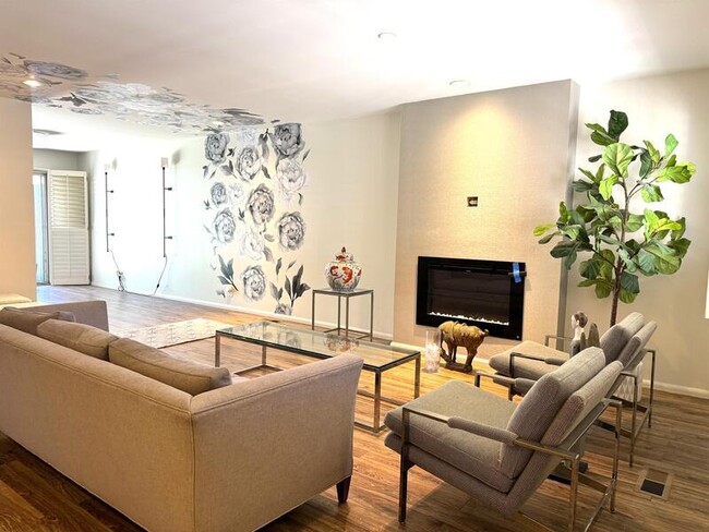 Building Photo - 855 E Three Fountains Dr Unit 855 E Thre