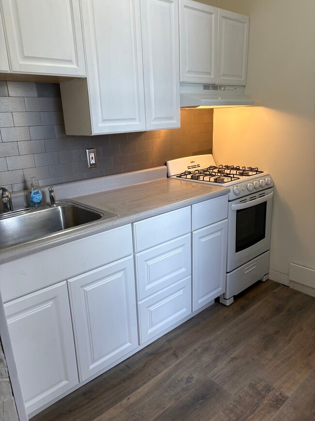 kitchen - 19 Essex Ave Unit 1