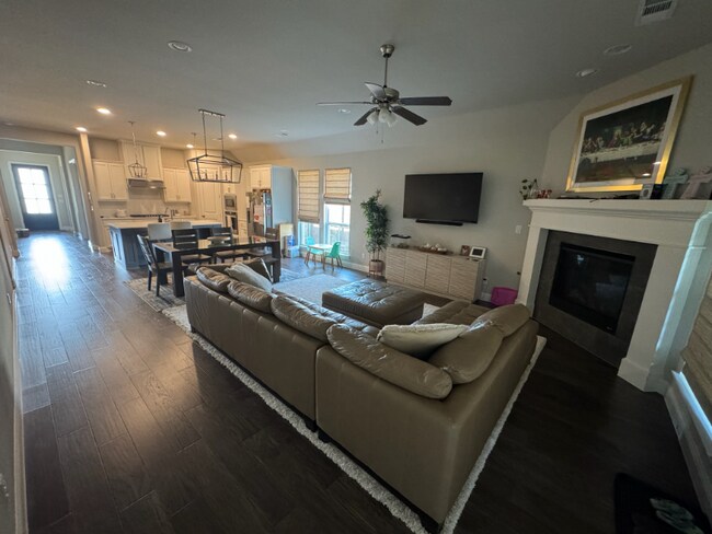 Photo - 801 Dragon Banner Dr