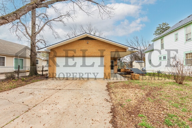 Building Photo - 1908 N Jeanette St