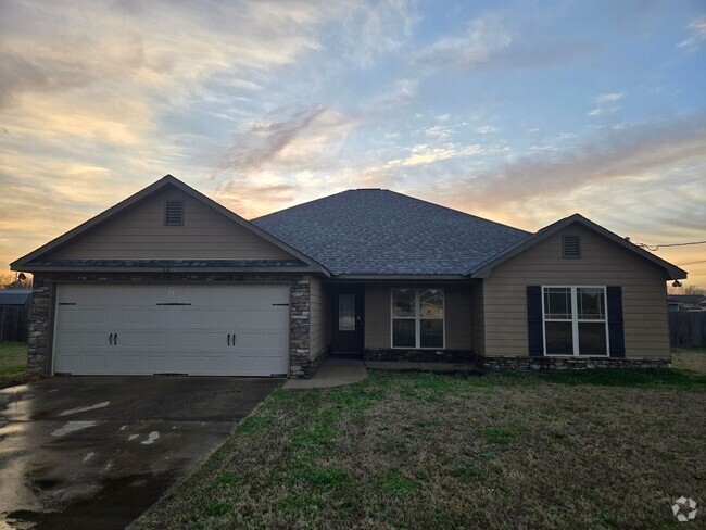 Building Photo - 4 Bedroom 2 Bath Close to Fort Benning Rental