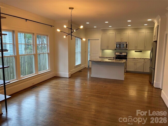 Photo - 2321 Barry St