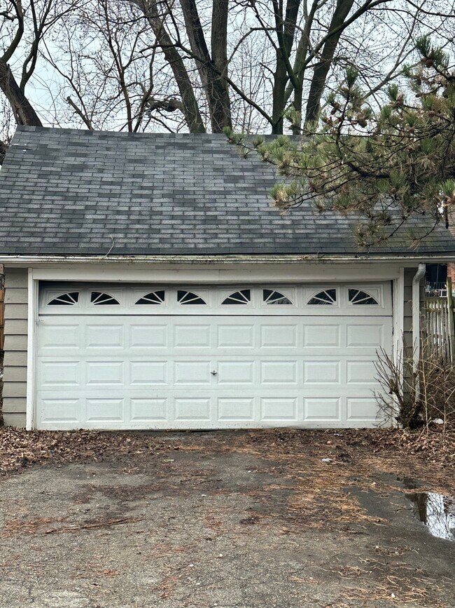 Photo - 201 E Iroquois Rd