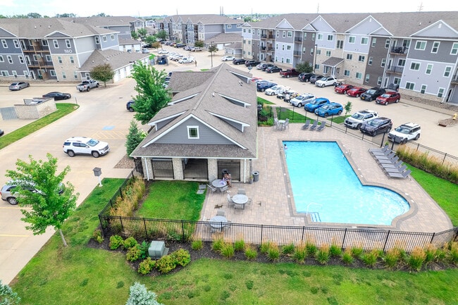 Una de las dos piscinas de 11Fifty on Olson. - 11Fifty on Olson