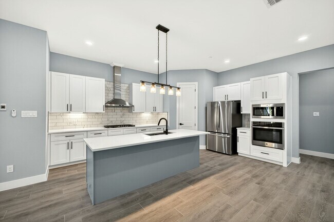 Photo - 4517 Larch Ln
