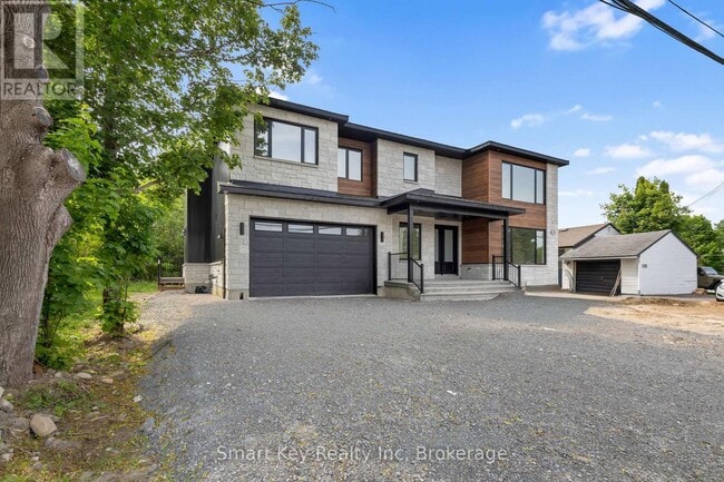 Photo - 125 Brae Cres Unit B