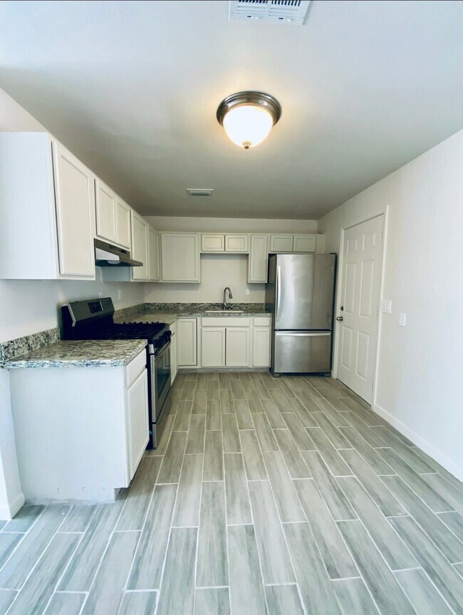 Photo - 310 N 2nd Pl