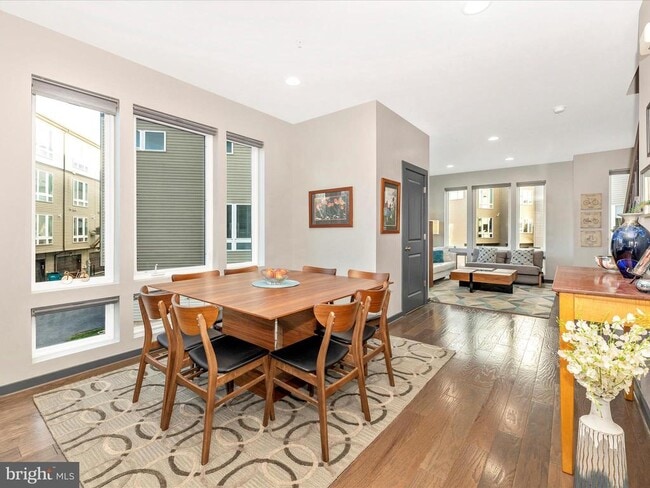 Photo - 1514 Trafalgar Ln