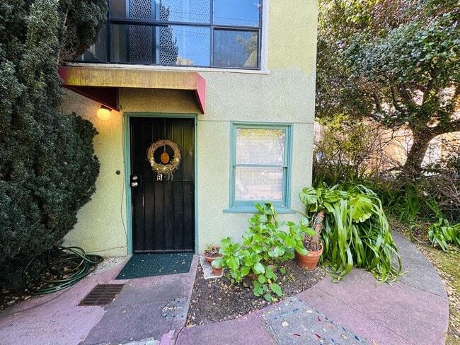 Building Photo - 1630 Woolsey St Unit B