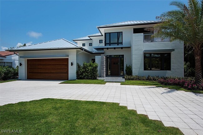 Photo - 688 3rd St N