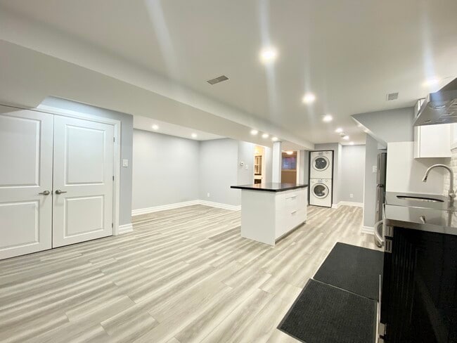 Photo - 1001 Cosburn Ave. Unité BSMT