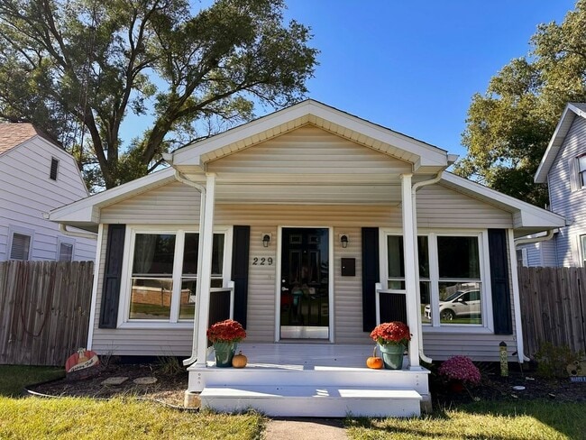 Building Photo - 229 S Dearborn Ave