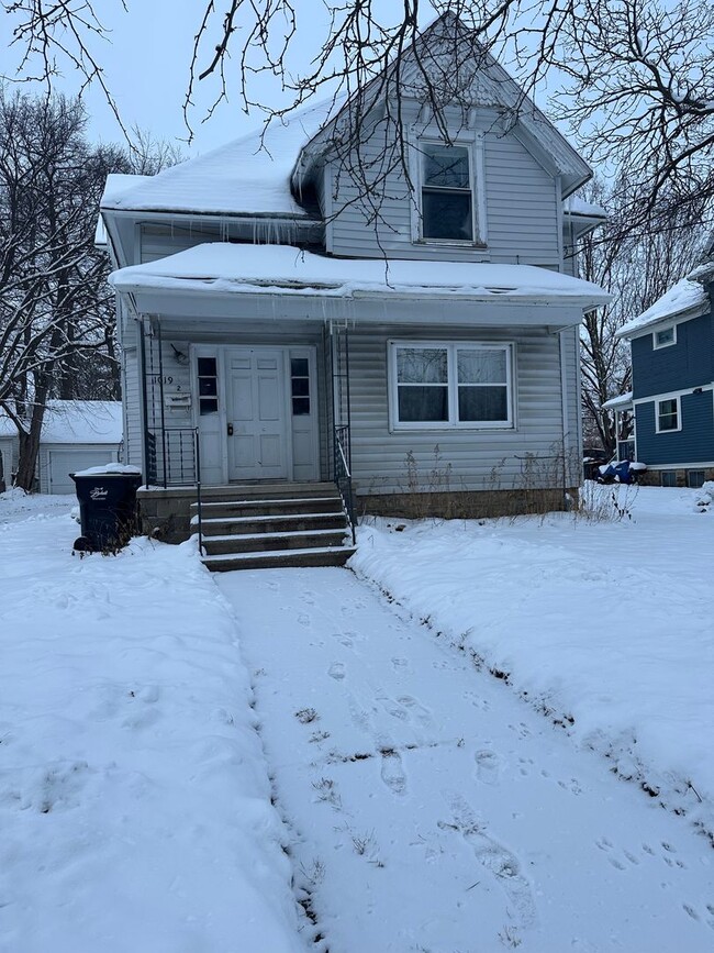 Building Photo - 1019 E Grand Ave Unit Apt 2