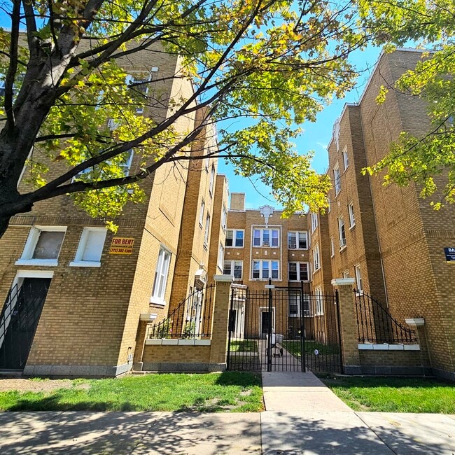 Building Photo - 4749 N Monticello Ave Unit 1C