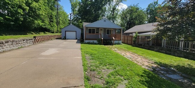 Building Photo - 2 bedroom with amazing yard! Rental