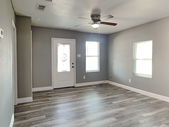 Photo - 2211 Hooper St