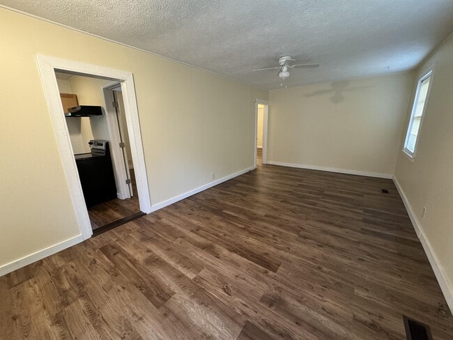 Photo - 1782 Eveline Ave