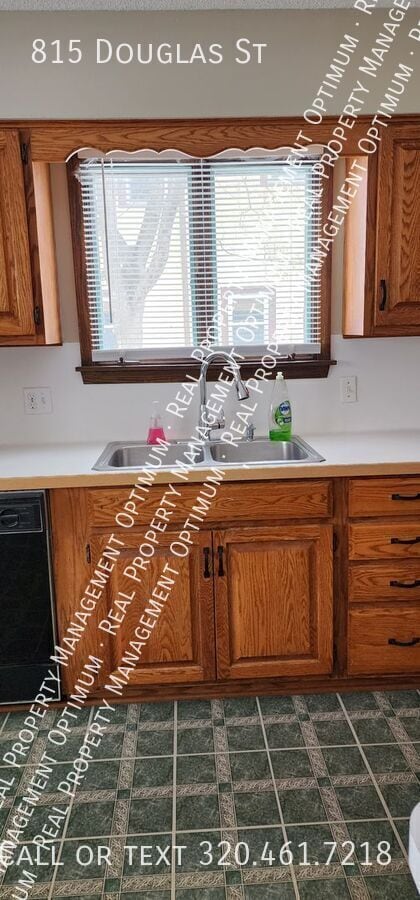 Photo - 815 Douglas St