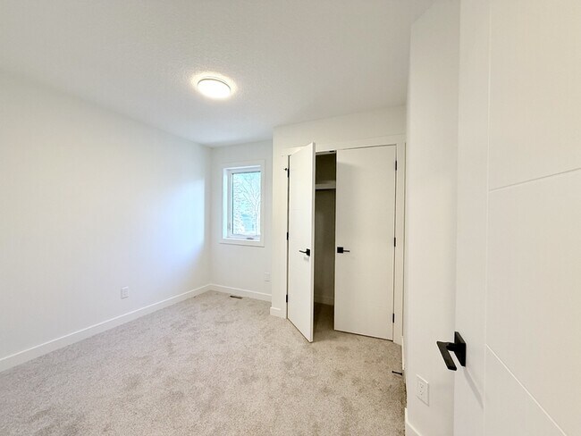 Photo - 14405 127 St