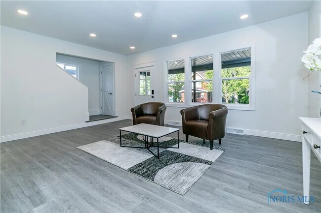 Photo - 1824 Joffre Ave House