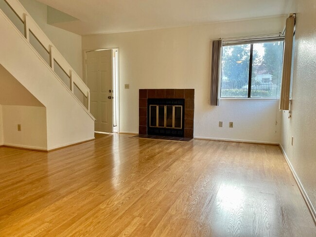 Photo - 1661 Pyrenees Ave