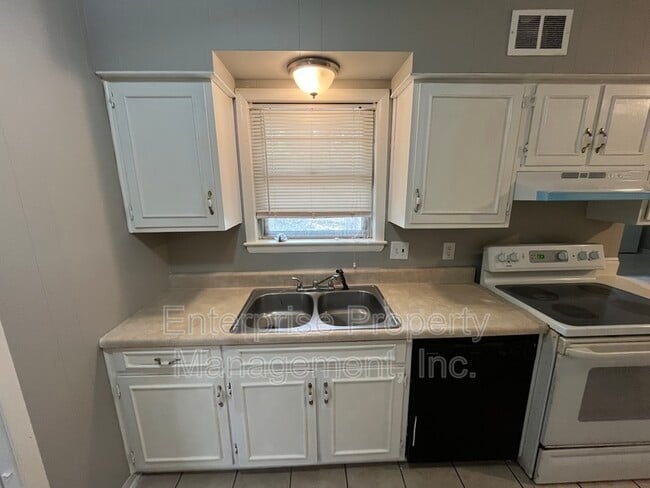 Photo - 2859 Invergarry Rd