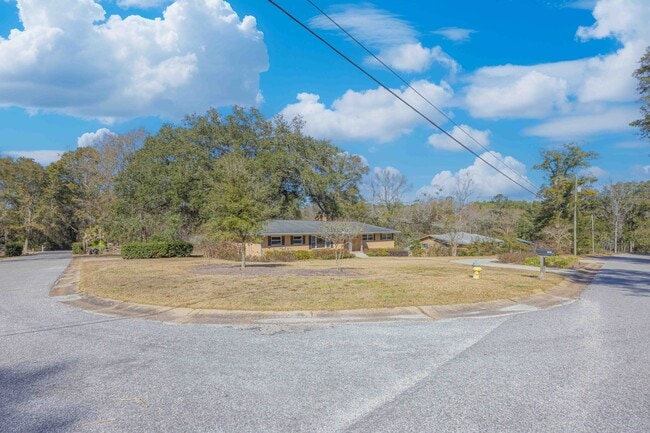 Photo - 202 Confederate Dr N