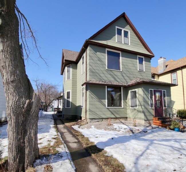 Hay unidades dúplex arriba y abajo disponibles - 1334 Monroe St NE Unidad 2