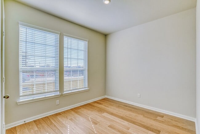 Building Photo - 409 Mustang Trot Dr