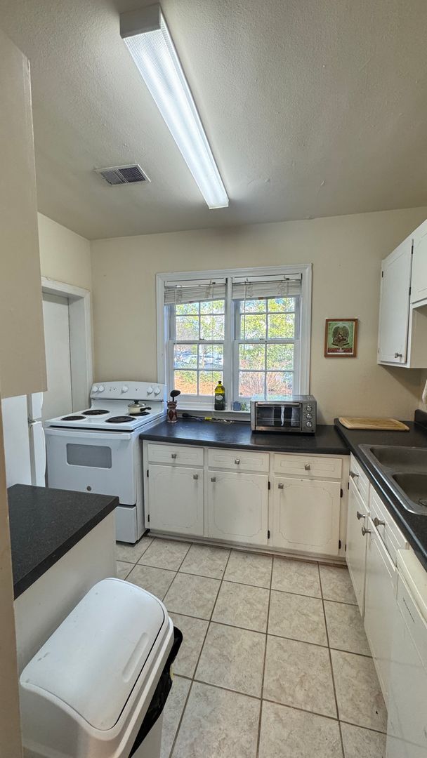 Photo - Near Sororities! - 2 Bed/1 Bath Flat on Baxter Unit 4