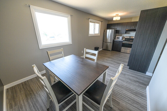 Photo - 9323-93109 109 Ave