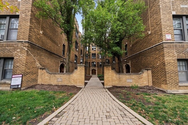 Building Photo - 2348 W Addison St Unit D2