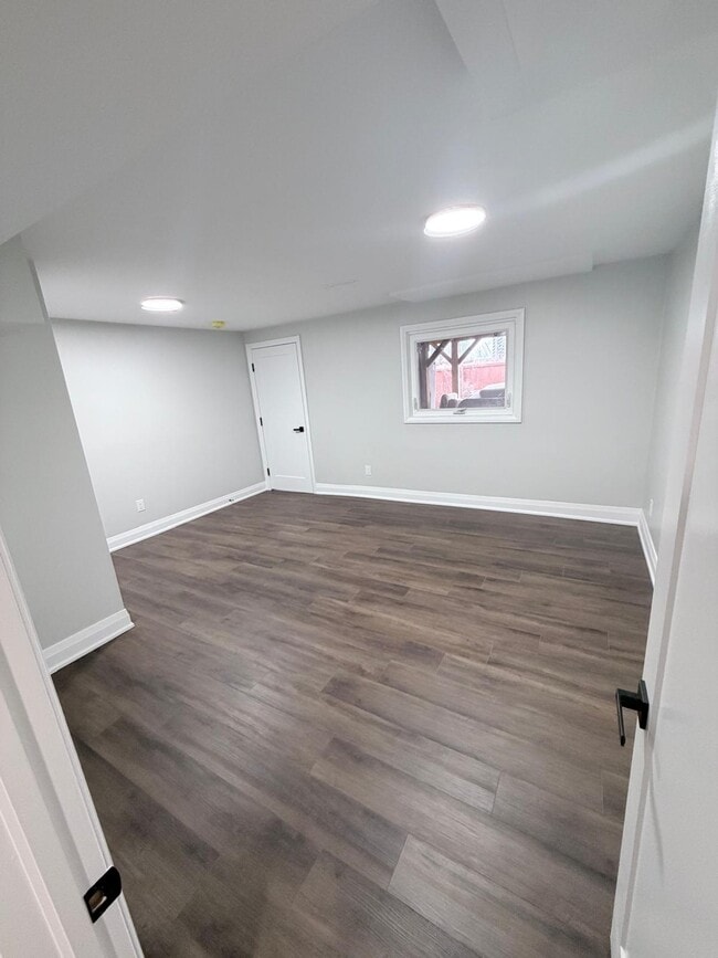 Photo - 604 Farwell Cres