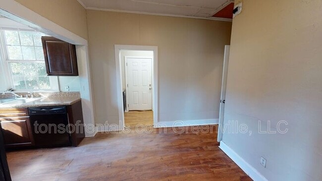 Photo - 304 Shaw St