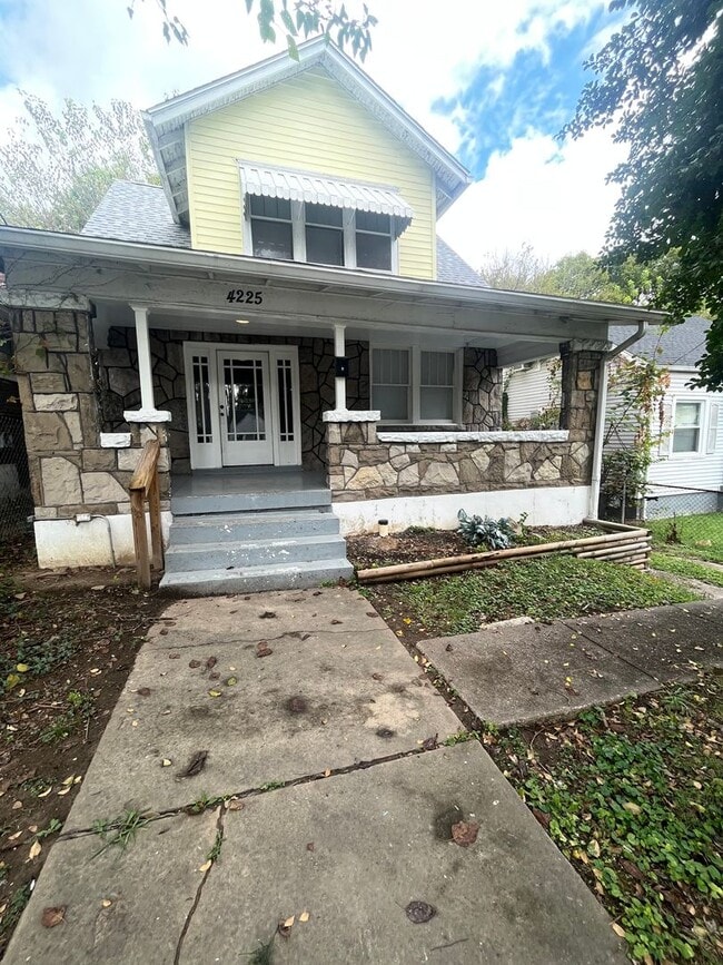 Beautifully renovated 3 bedroom house! - Beautifully renovated 3 bedroom house!