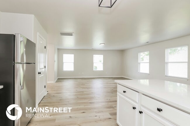 Photo - 1086 Aster Way