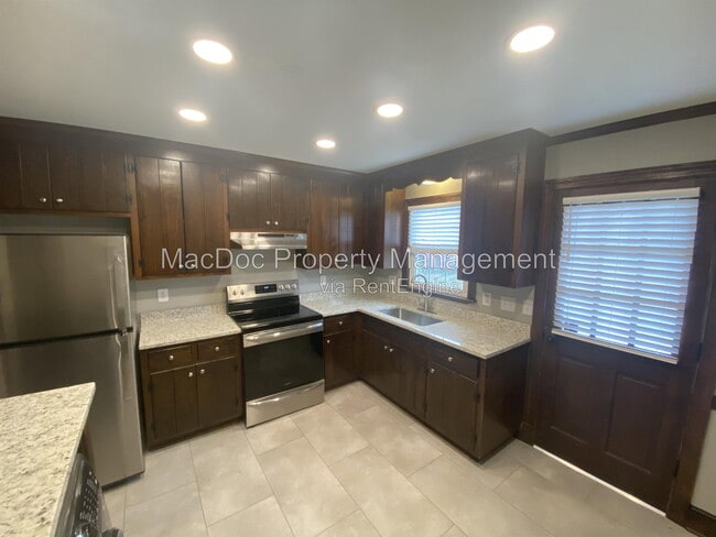 214 W Broaddus Ave