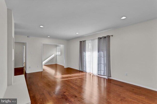 Photo - 5608 Ottawa Rd