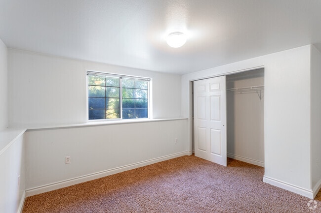 3BR, 2BA - 1,194 SF