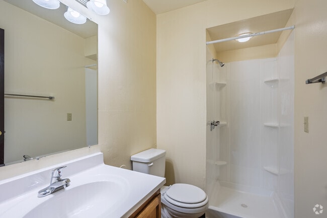 3BR, 2BA - 960SF - Primary Bathroom