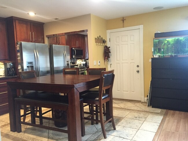 Photo - 1581 Quaker Ln