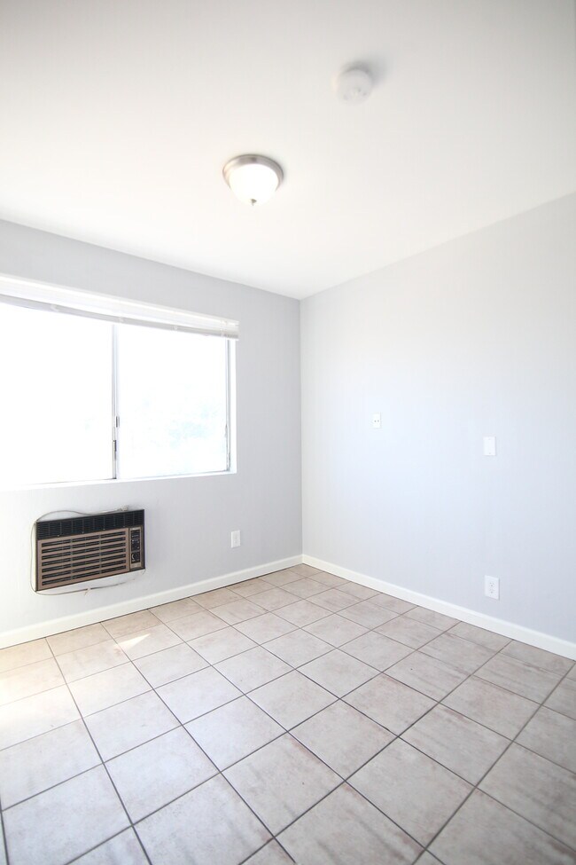Photo - 736 Bernard St Unidad 203