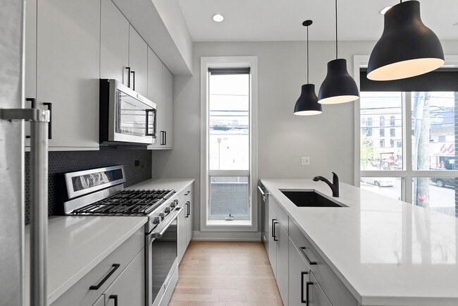 Photo - 1050 W Cornelia Ave Unit #  0201